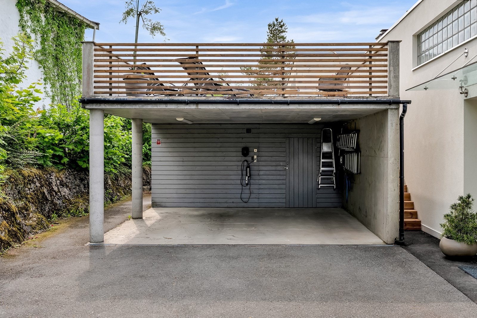 Carport med lader for el-bil, bod og felles takterrasse. Galleribilde
