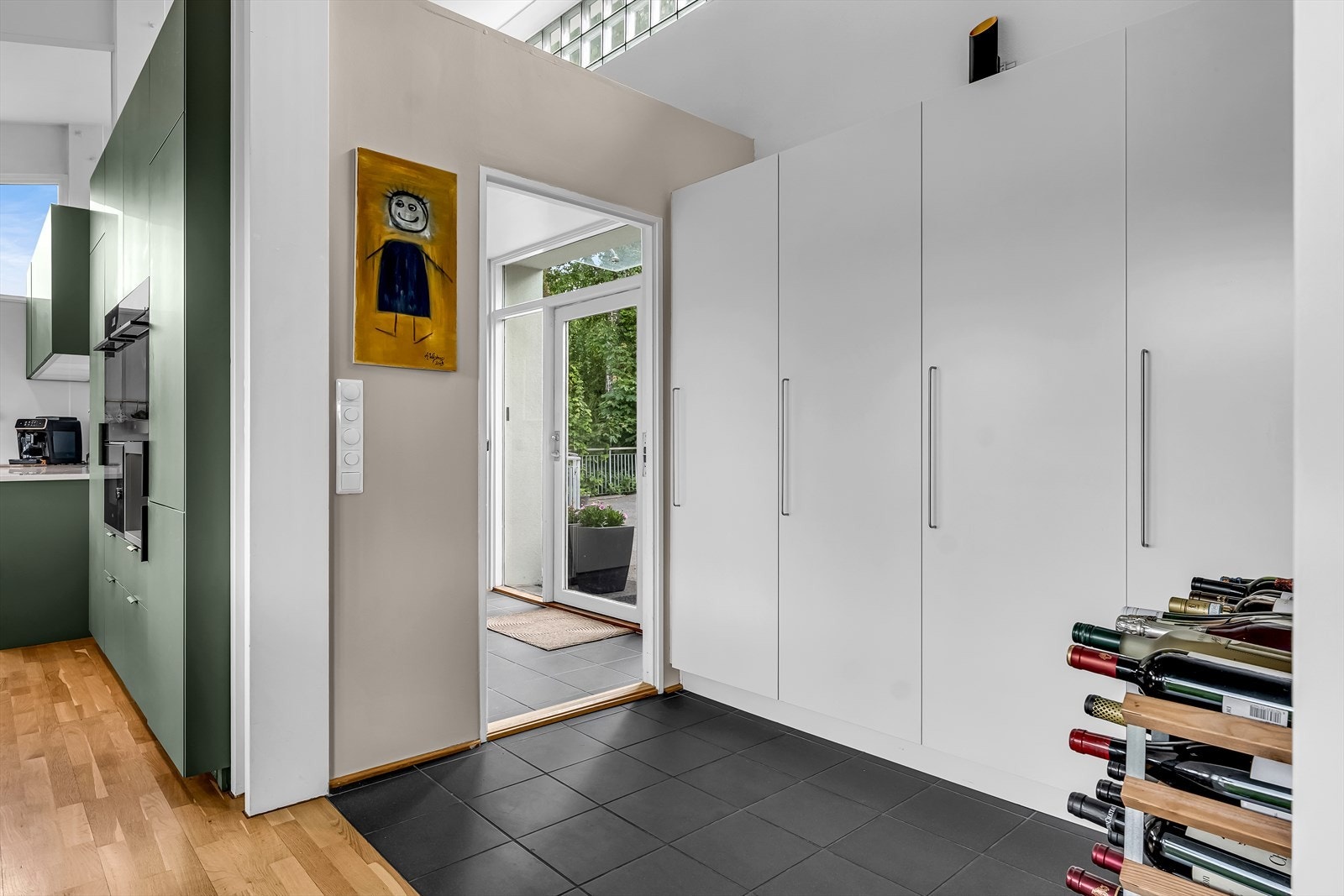 Entré med god plass til yttertøy og sko. Fra entréen kommer du inn til etasjens rom og videre forbindelse til de øvrige planene i boligen. Galleribilde