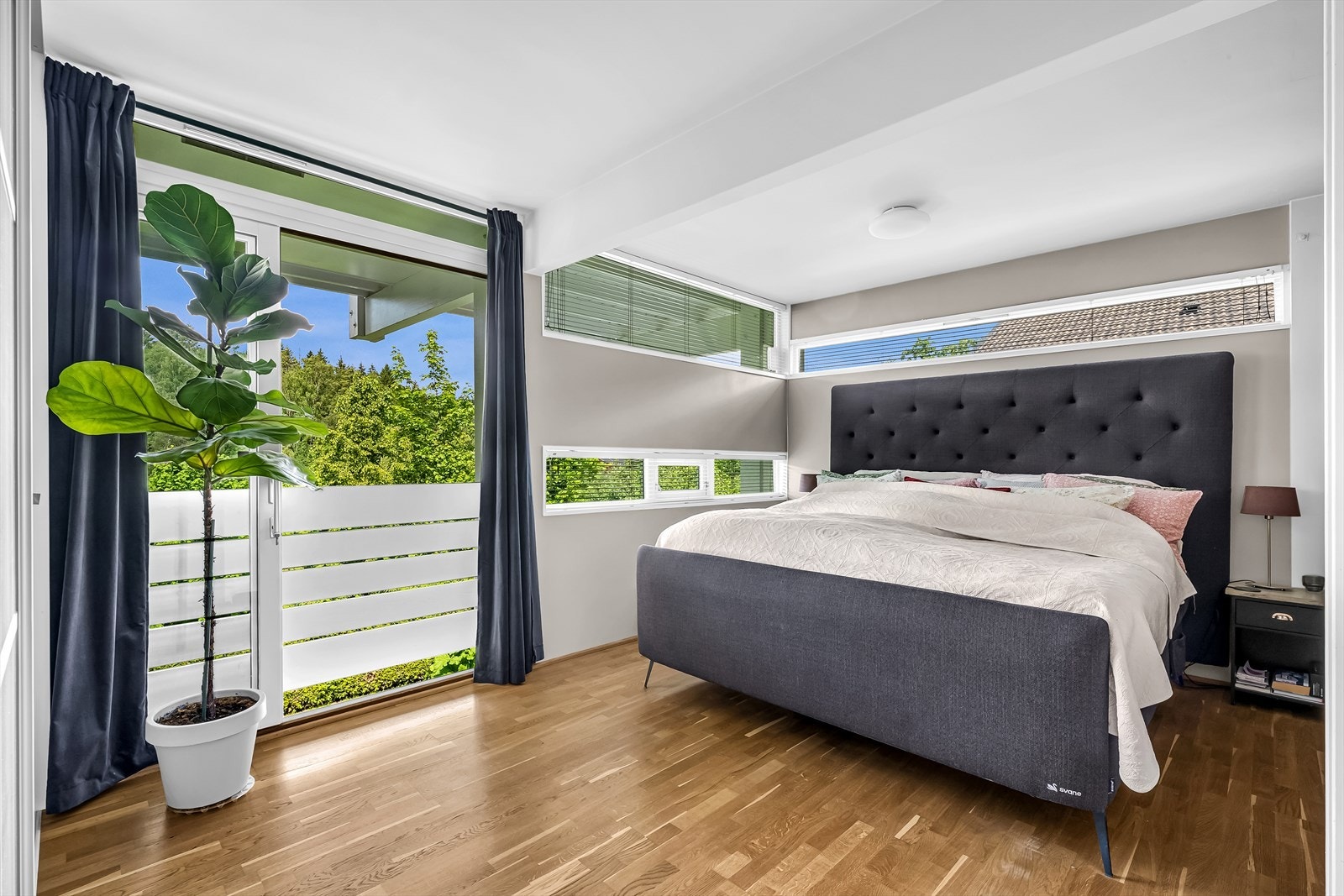 I boligens mellometasje finner man et master bedroom tilknyttet et nytt master bathroom fra 2025, to soverom, et gjestetoalett med ny servant og toalett fra 2026, samt et eget bad fra byggeåret og en bod/teknisk rom. Galleribilde