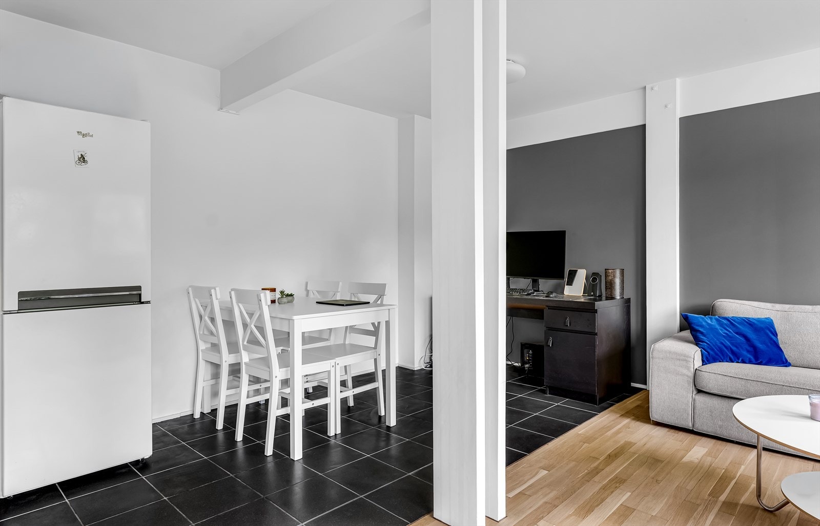 Åpen kjøkkenløsning mot stue. Kjøkken med innredning fra byggeår med glatte fronter og benkeplate i laminert spon. Galleribilde