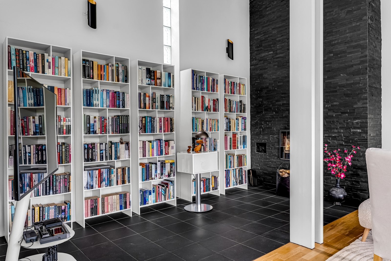 I stuen finner du god plass til både avslapning og sosiale sammenkomster, med moderne og gjennomført innredning som gir en følelse av høy kvalitet og særpreg. Galleribilde