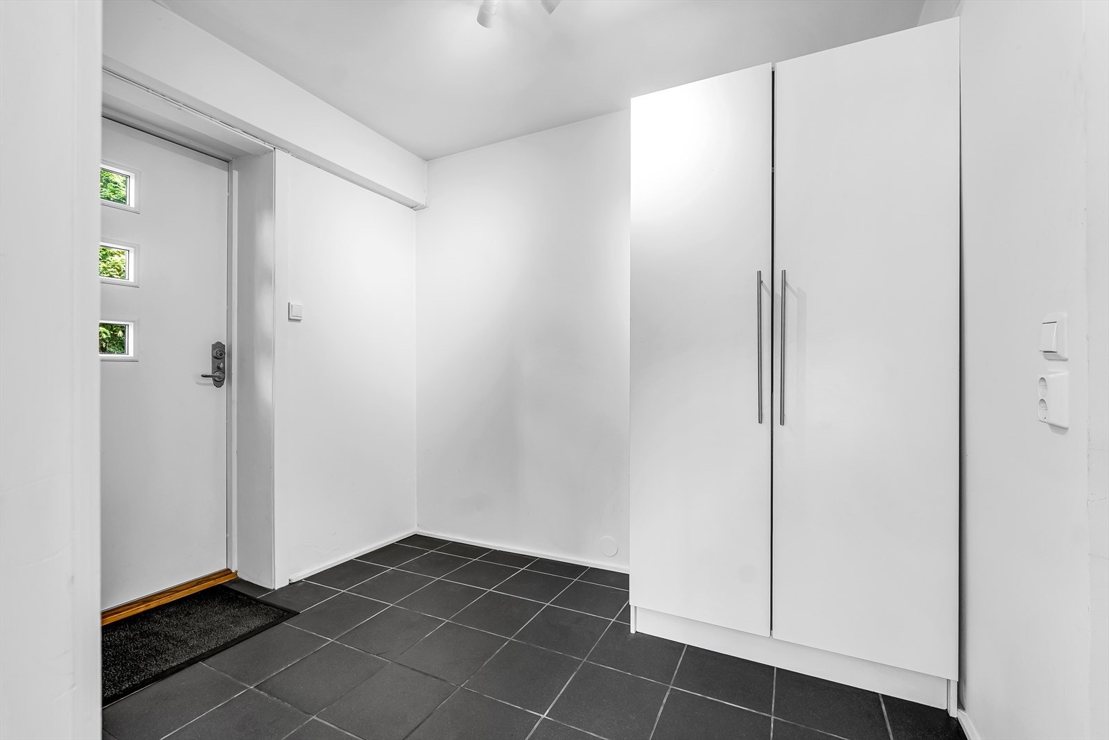 Egen privat entré til hybel, med god plass til yttertøy og sko. Entré i hybel var opprinnelig bod, og er ikke bruksendret fra tilleggsdel til hoveddel. Inngangsdør/fasadeendring er heller ikke byggemeldt/søkt om hos kommunen. Galleribilde