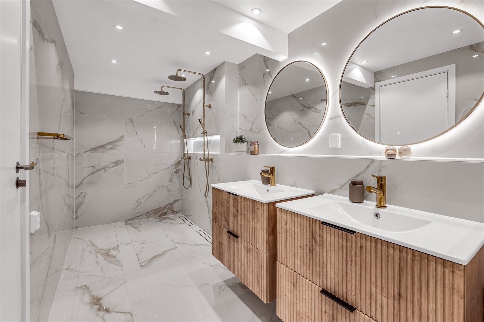 Master bathroom i tilknytning til master bedroom, med "His and Hers" servant og dusj. Elegant og eksklusivt bad fra 2025. Galleribilde