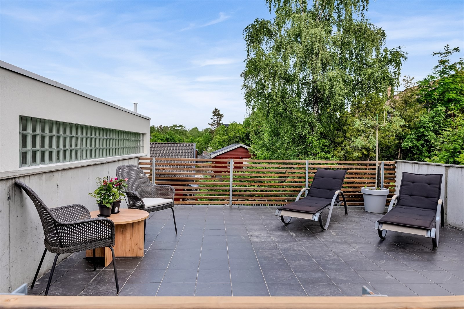 Den solrike terrassen over carporten skaper et attraktivt uteområde med gode skjermingsforhold. Takterrassen er felles med naboen i Lillehagveien 59B. Galleribilde