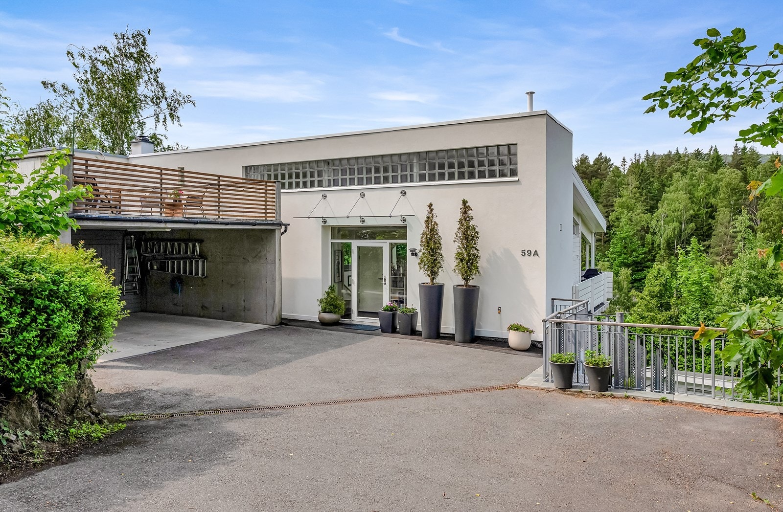 Unik arkitekttegnet tomannsbolig fra 2003. Solrikt. Carport. Takterrasse. Hybel. Nærhet til "alt" av fasiliteter. Dette er et hjem som kombinerer estetikk, funksjonalitet og beliggenhet på en særdeles attraktiv måte. Galleribilde