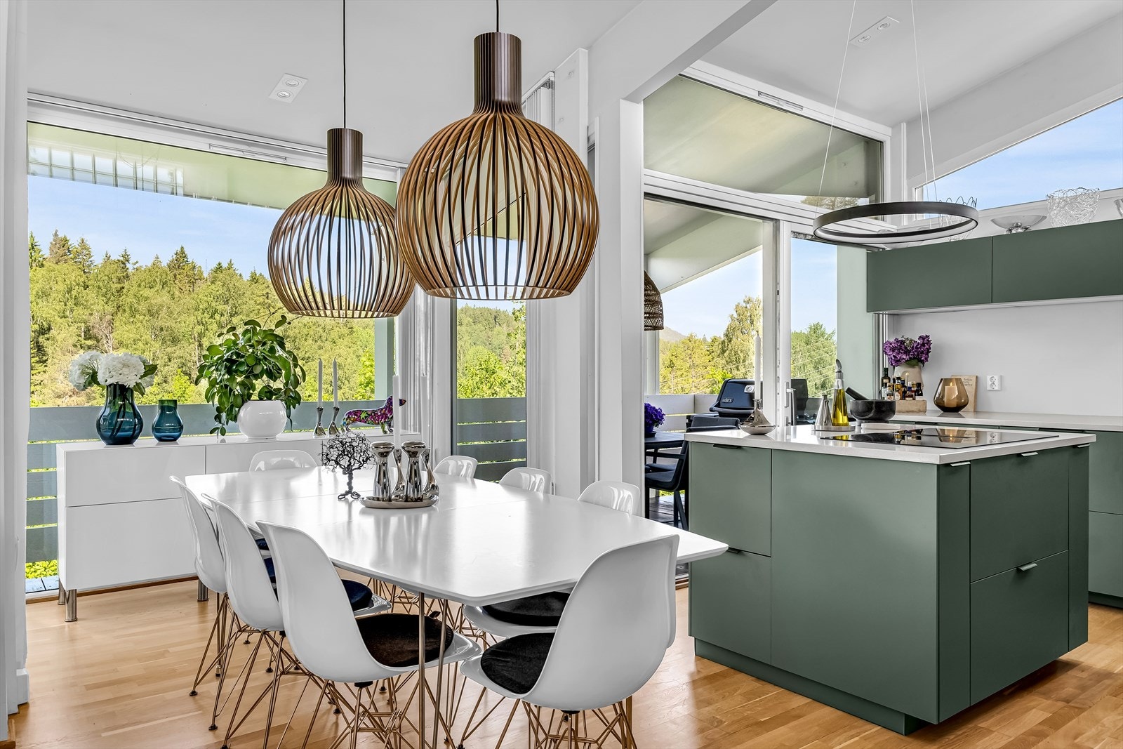 Kjøkkenøya fungerer som et naturlig samlingspunkt for både matlaging og hyggelige samtaler, mens den åpne løsningen mot spiseplassen gjør rommet ideelt for både hverdagsliv og sosiale sammenkomster. Galleribilde