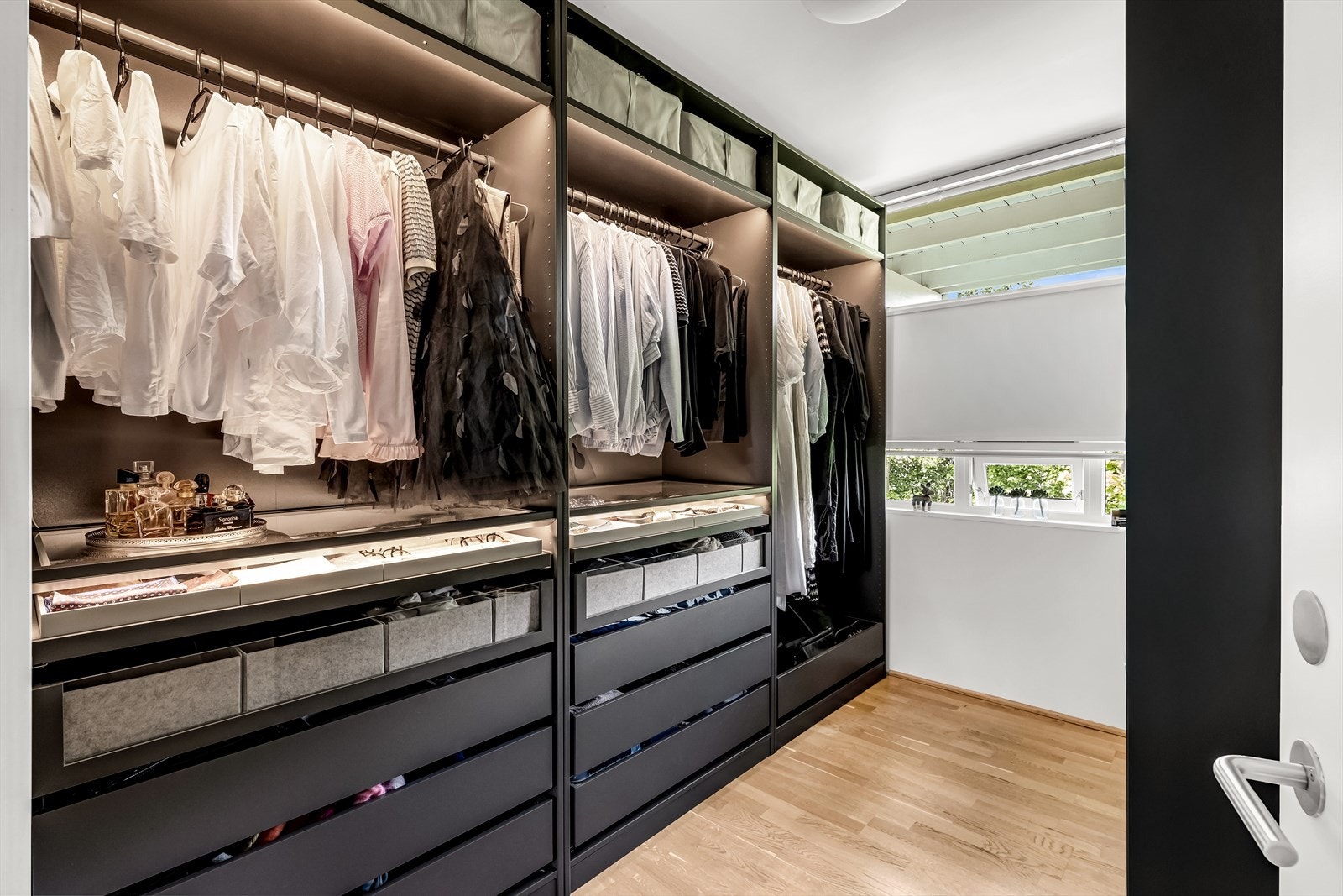 Soverom nr. 2 benyttes i dag som walk-in closet fra 2024 - "His and Hers". Dette praktiske ekstrarommet kan fungere utmerket som gjesterom, kontor eller barnerom. Galleribilde