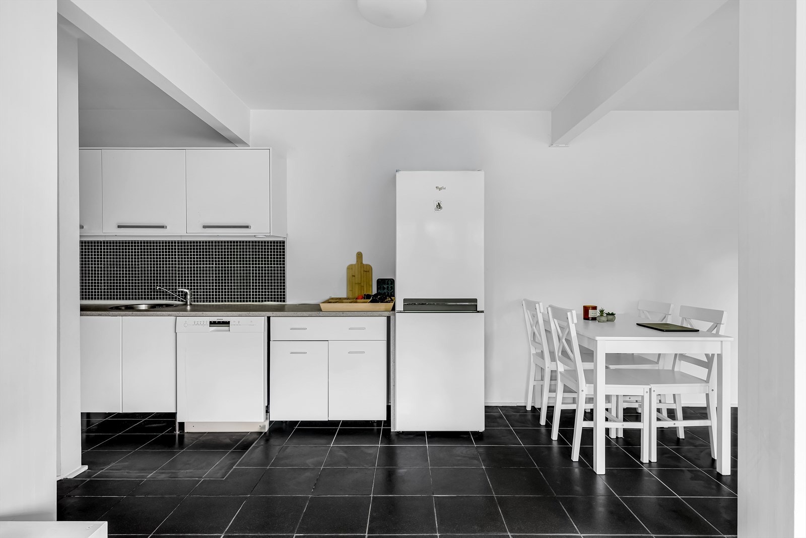 I 2025 ble kjøkkenbenken forlenget med en ny laminert benkeplate, og det ble satt inn ny koketopp. Kjøkkenet har også et delt kjøl- og fryseskap samt oppvaskmaskin. Galleribilde