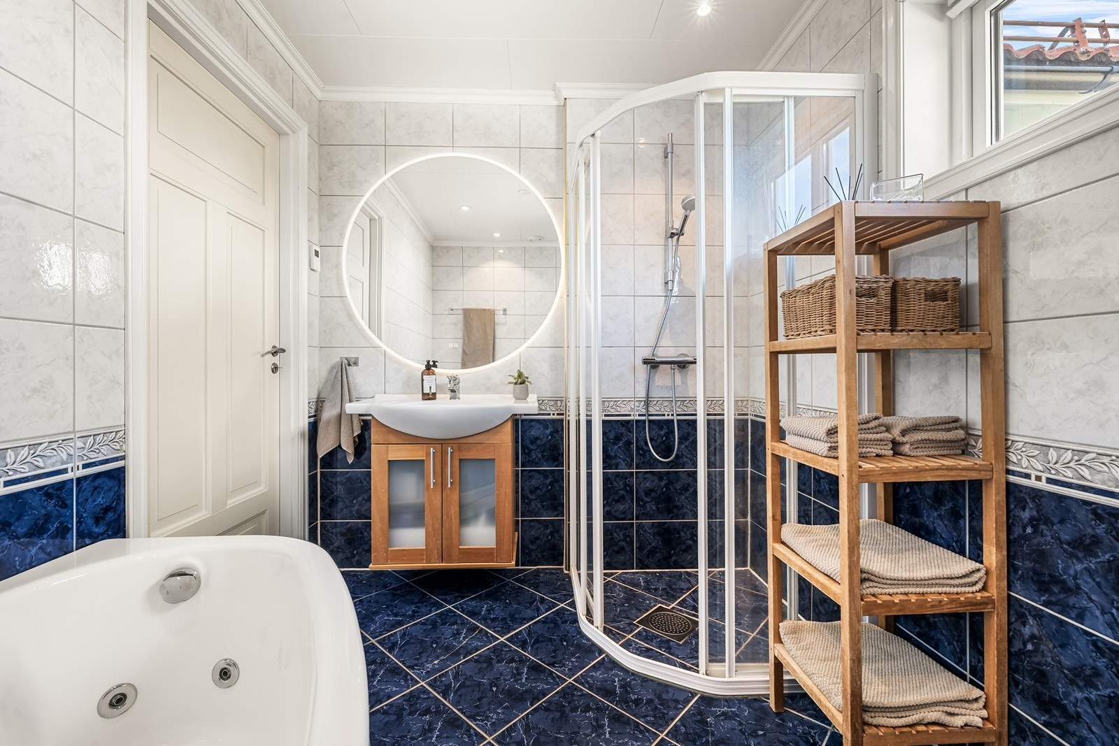 Bad i 1. etasje har god størrelse med flislagte overflater, gulvvarme og downlights. Galleribilde