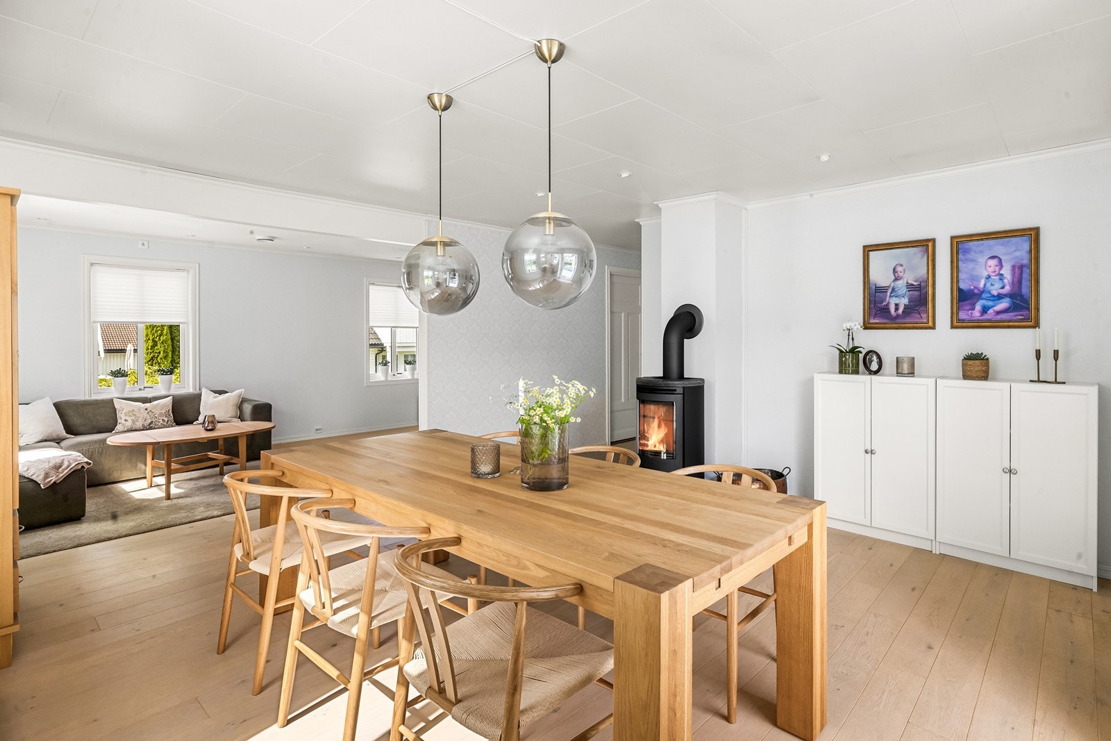 Stuen er lys og luftig med gode soner for både sofaløsning og spiseplass. Galleribilde