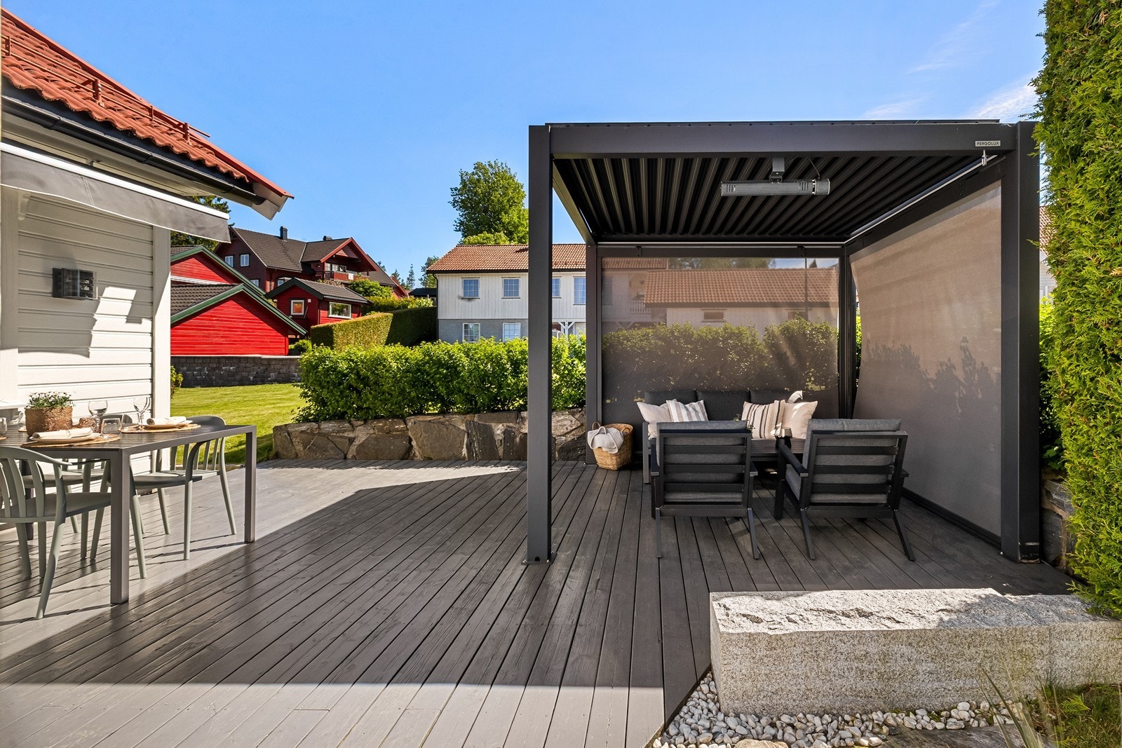 Pergola fra Pergolux var ny i 2022, med screengardiner, lys og varmelampe. Galleribilde