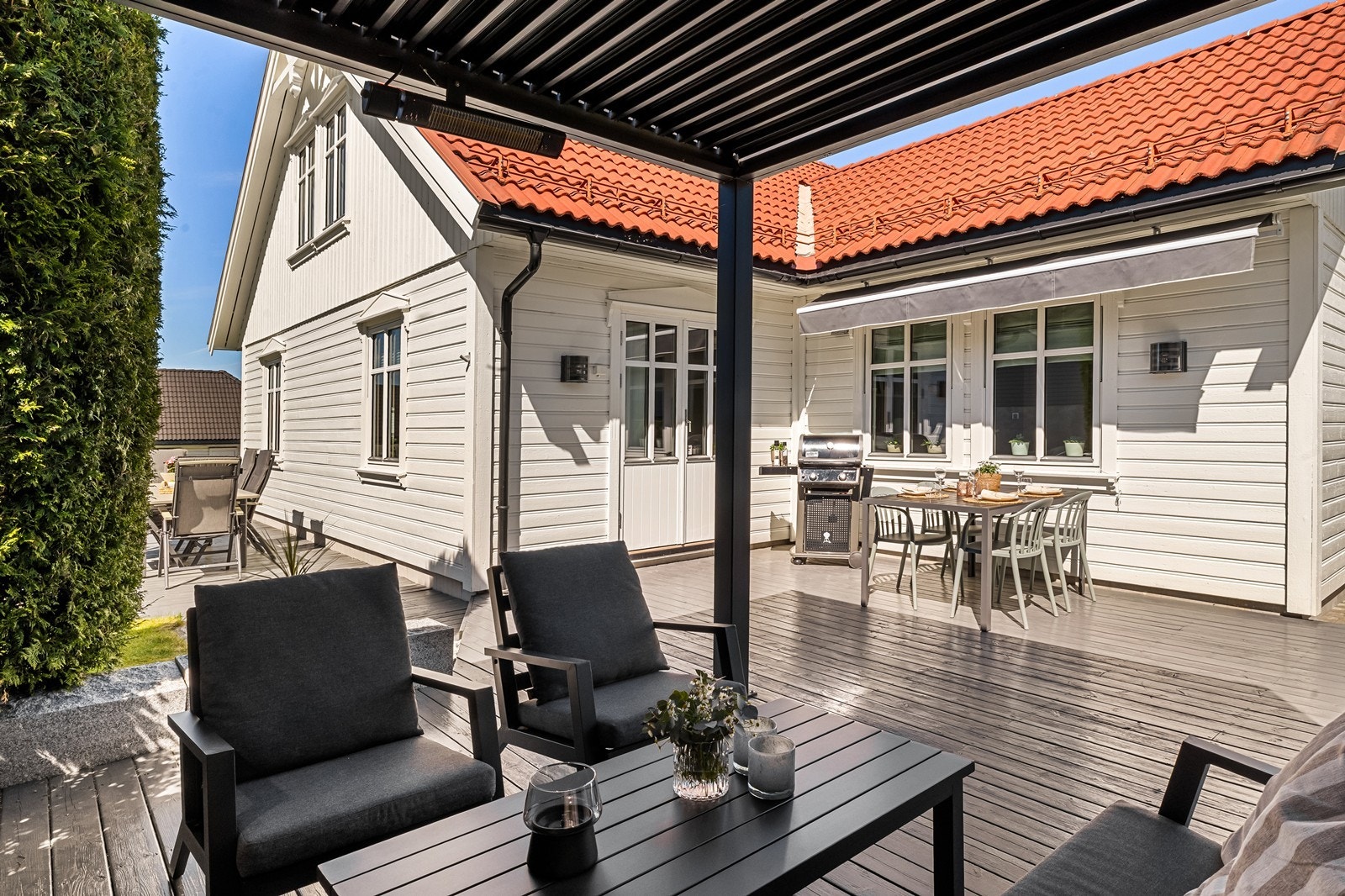 Terrassen strekker seg på boligens vest- og sydside for nydelige solforhold. Galleribilde