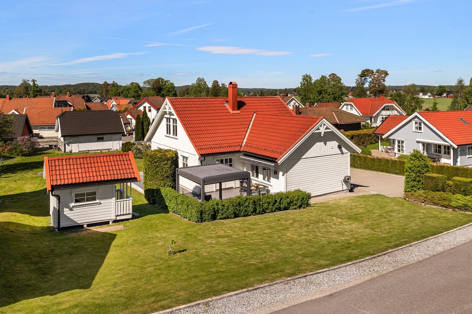 Enebolig oppført i 2001 med oppgraderinger i senere tid og pent opparbeidede uteområder. Galleribilde