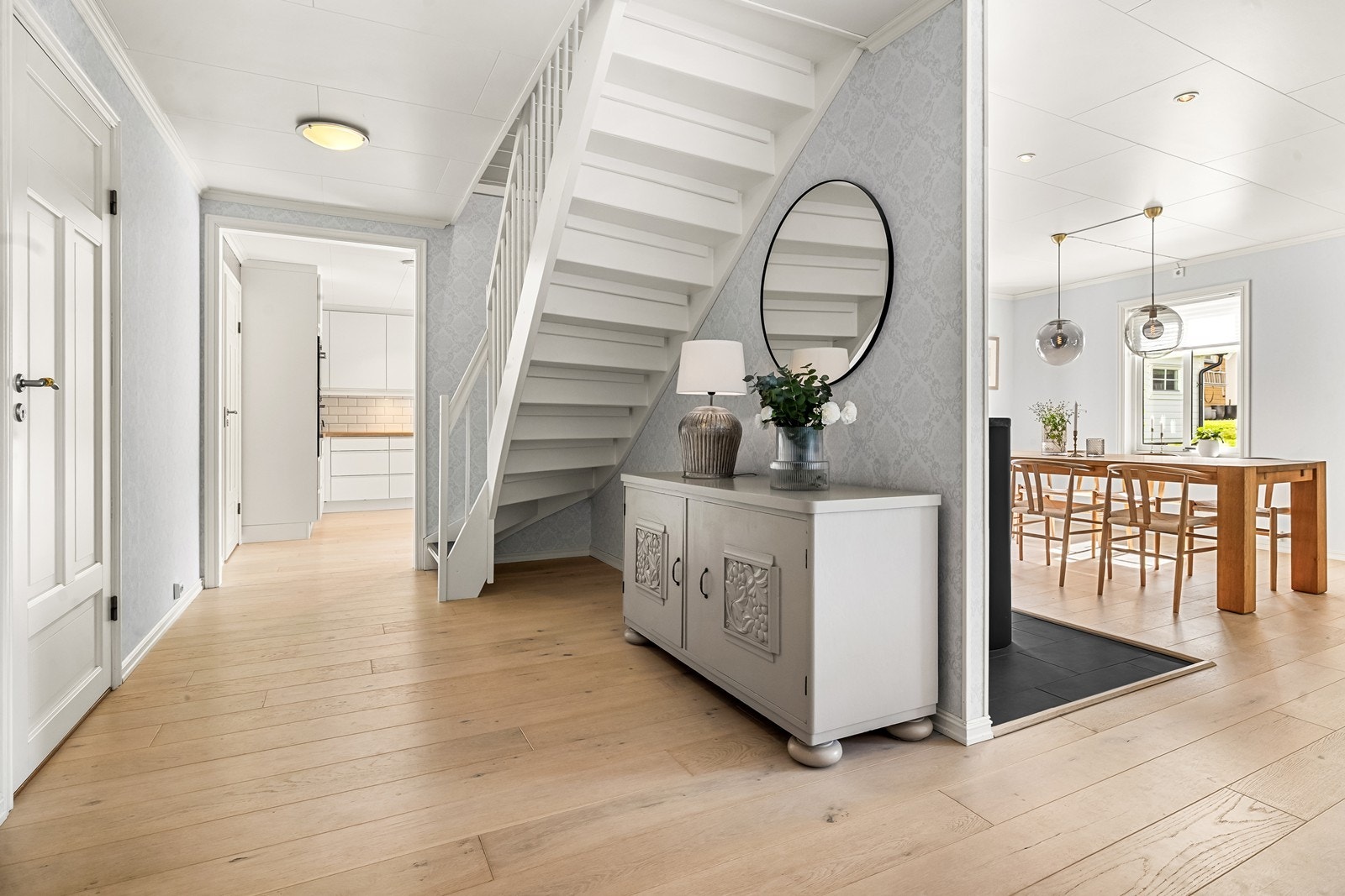 Boligen har godt lys og fin romflyt. Hvitmalt trapp fører fra gang opp til gang/kontorrom i 2. etasje. Galleribilde