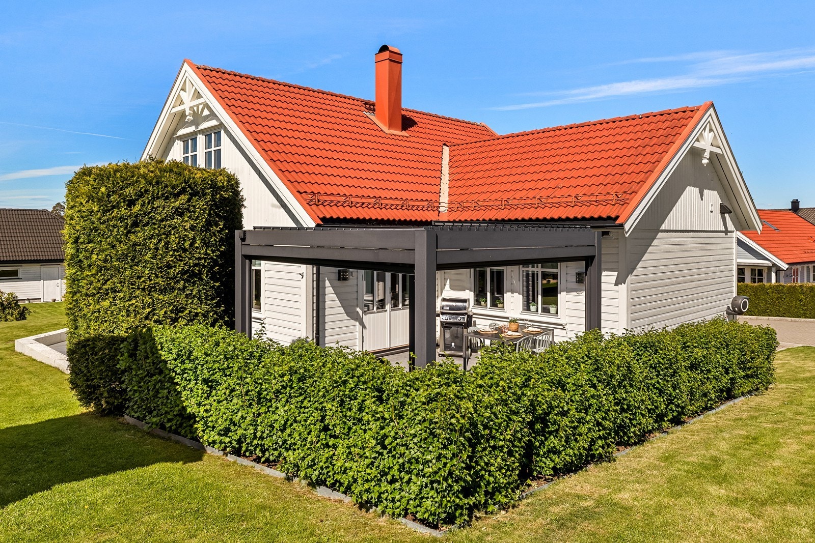 Terrassen ligger godt skjermet av hekk. For bevegelse utover hageaktivitet starter det skogssti rett borti gata. Galleribilde