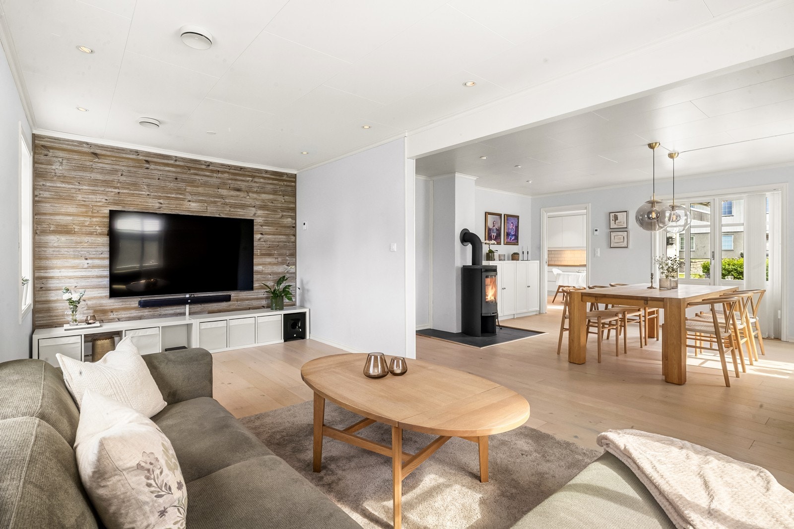 Det er vannbåren gulvvarme i hele 1. etasje med flott 1-stavs eikeparkett fra 2018. Galleribilde