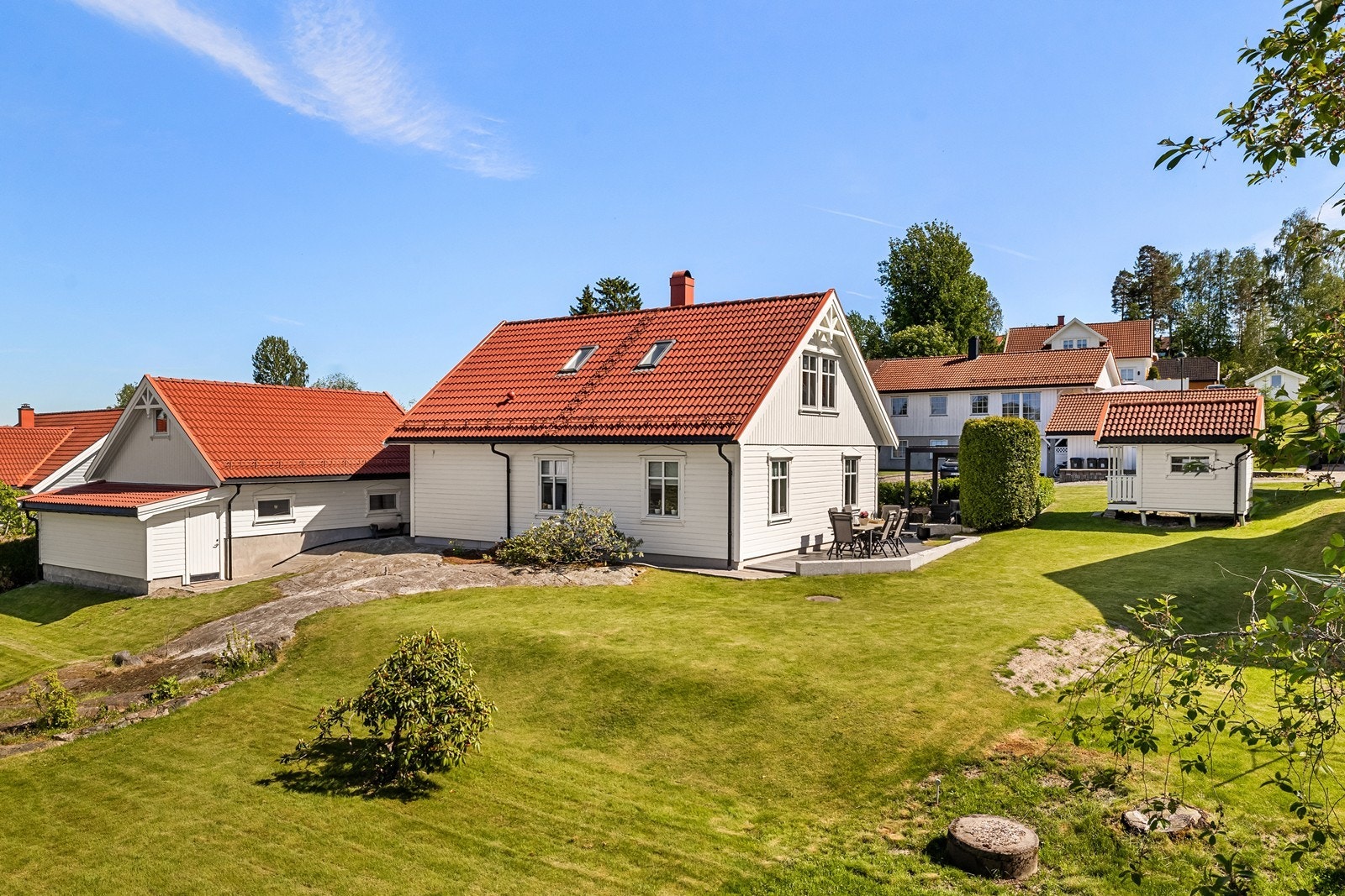 Hagen har flotte rammer for utetid hele året - perfekt både for lek og ballspill på sommeren og snøaktivitet på vinterstid. Galleribilde