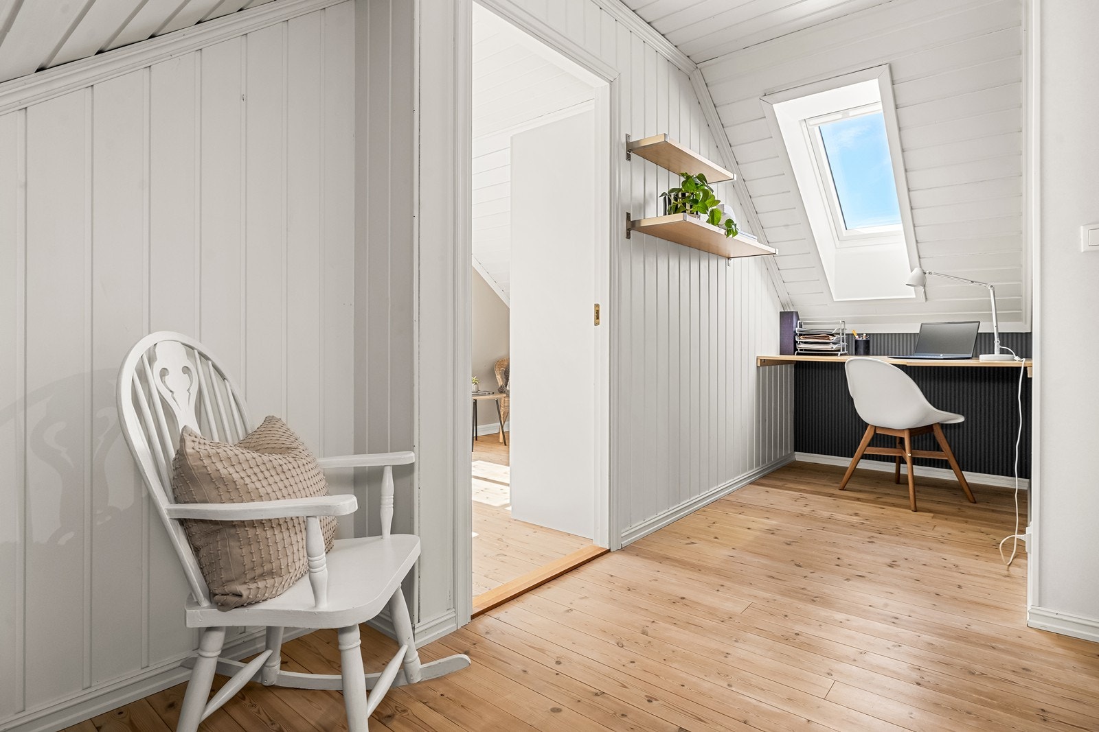 Gang/kontorrom i 2. etasje egner seg til både hjemmekontor og leksearbeid. Dette utgjorde opprinnelig loftstue sammen med soverom mot vest. Galleribilde