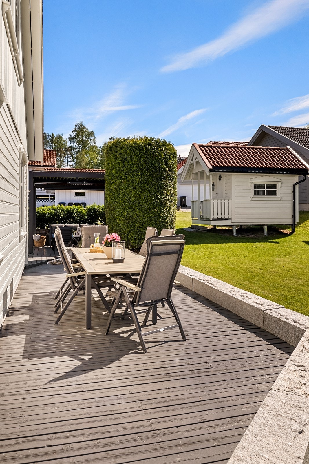 Det er god plass til ulike møbleringssoner for grill, måltider og avslapning. Galleribilde
