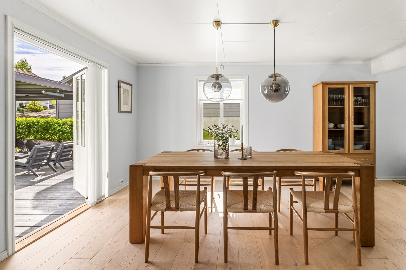 Fra dagens spisestue er det tofløyet terrassedør ut til pent opparbeidet uteområde. Galleribilde