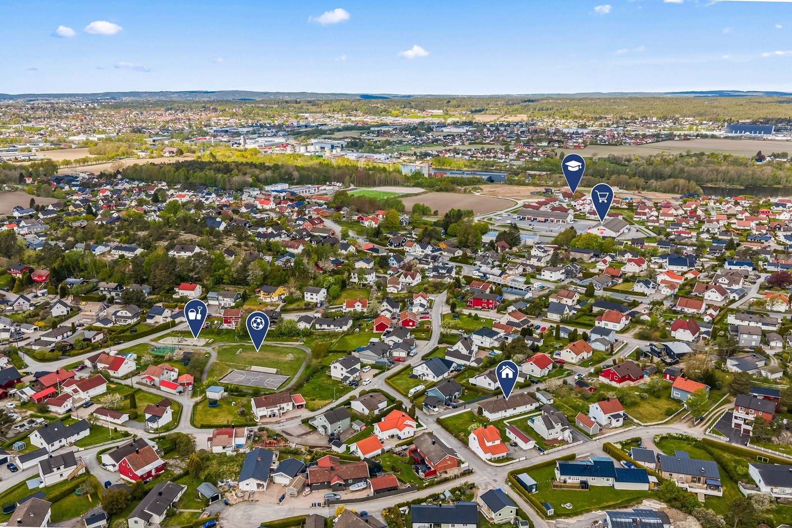 Nærområdet byr på dagligvarebutikker, skoler, barnehager og idrettsanlegg innen kort avstand. Galleribilde