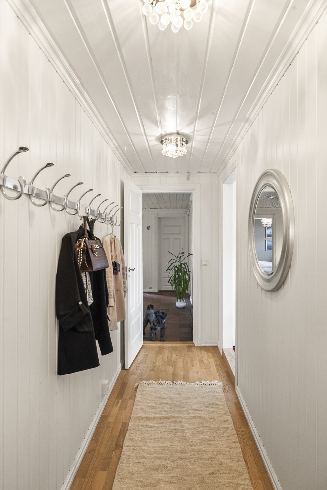 Gangen har panel på veggene og tregulv. Galleribilde