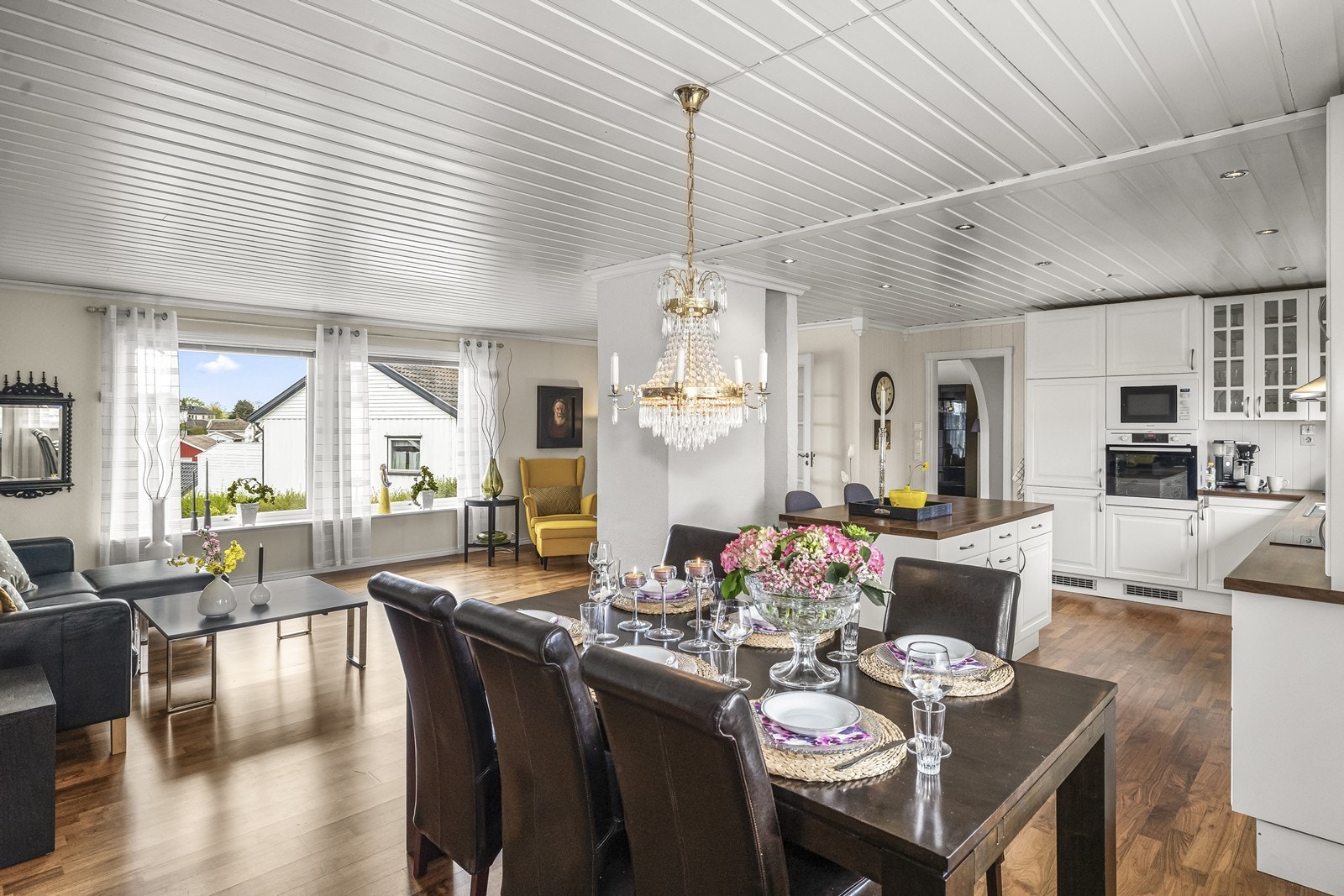 Gulvene i etasjen har en blanding av parkett og laminat, og himlingene har trepanel og himlingsplater. Galleribilde