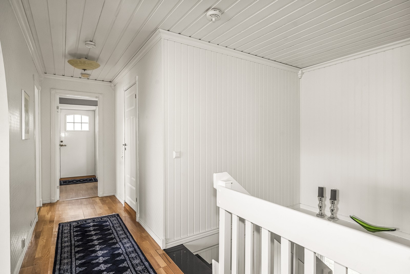 Velkommen opp til første etasje. Her finnes 3 soverom, tv-stue, åpen stue-/kjøkkenløsning, bad og garderoberom. Galleribilde