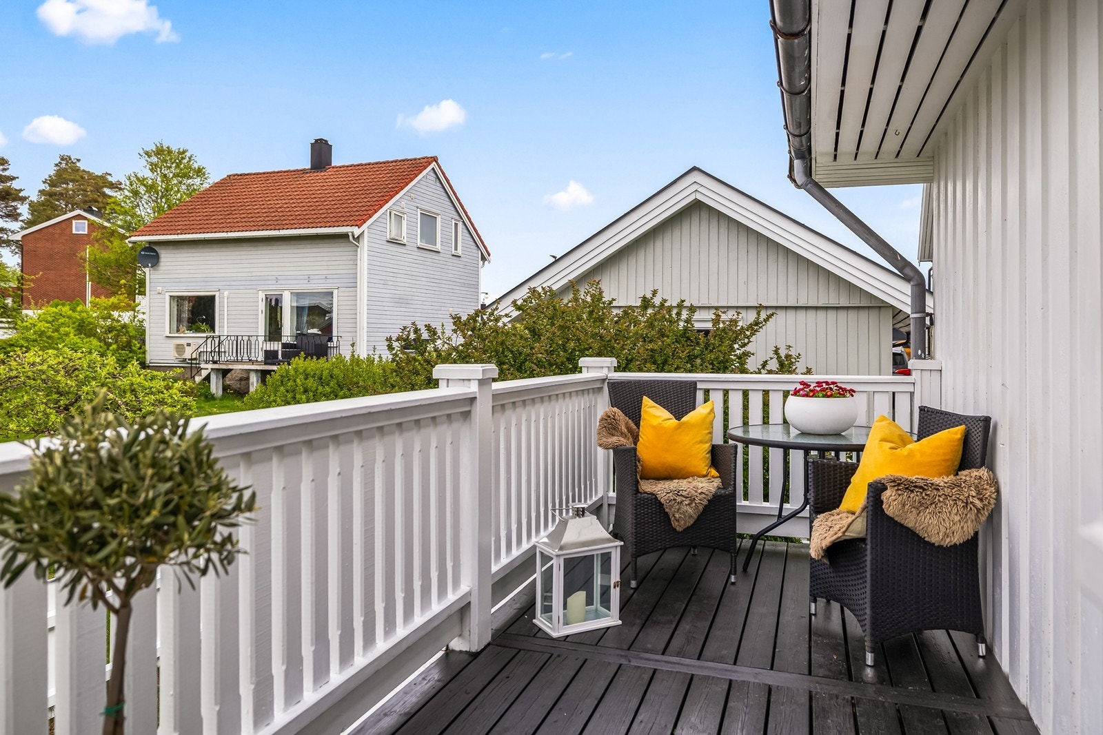 Liten utegruppe fra verandaen. Galleribilde