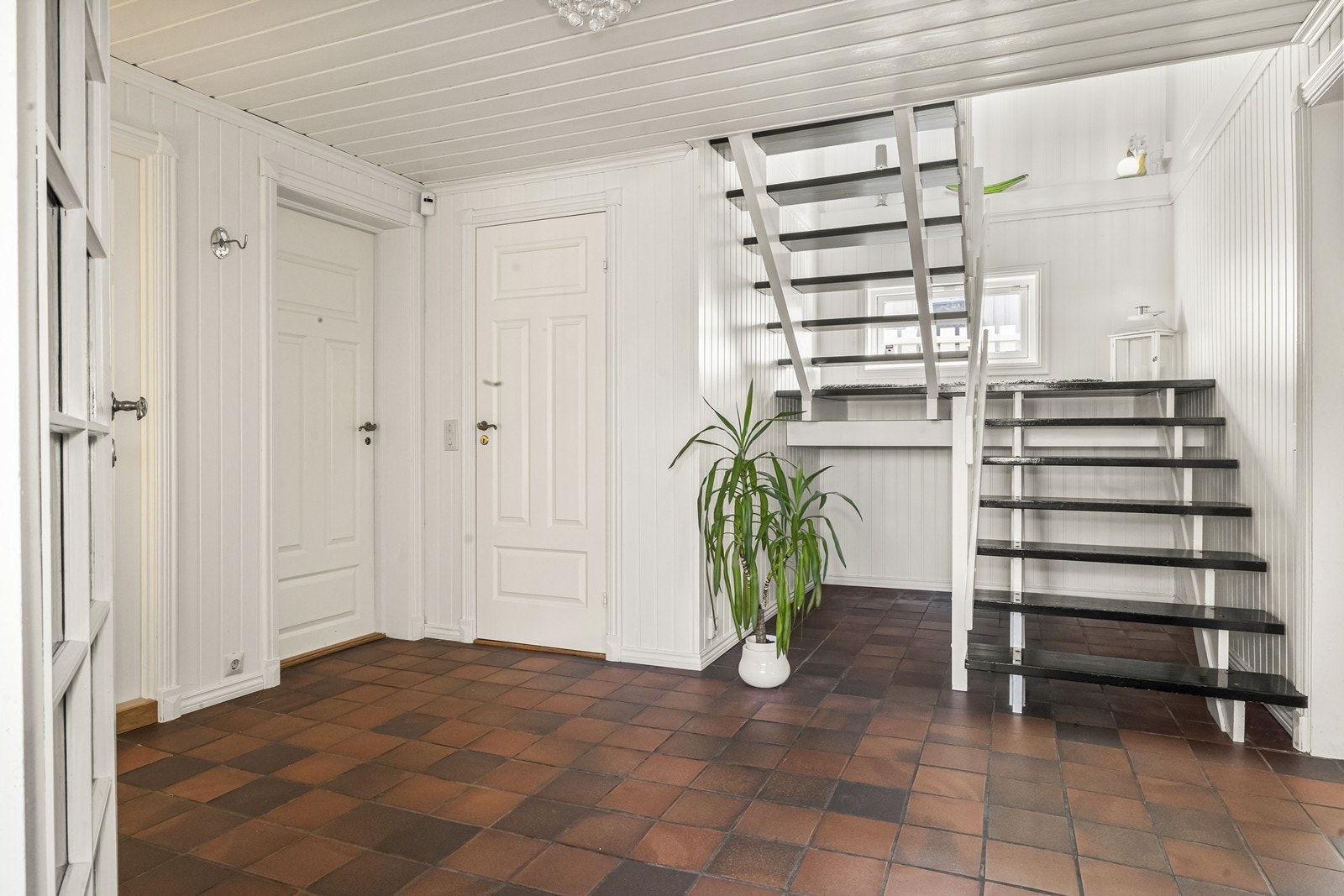 Underetasjen inneholder også toalettrom, soverom, vaskerom og flere bodrom i tillegg til innvendig adkomst til garasjen. Galleribilde