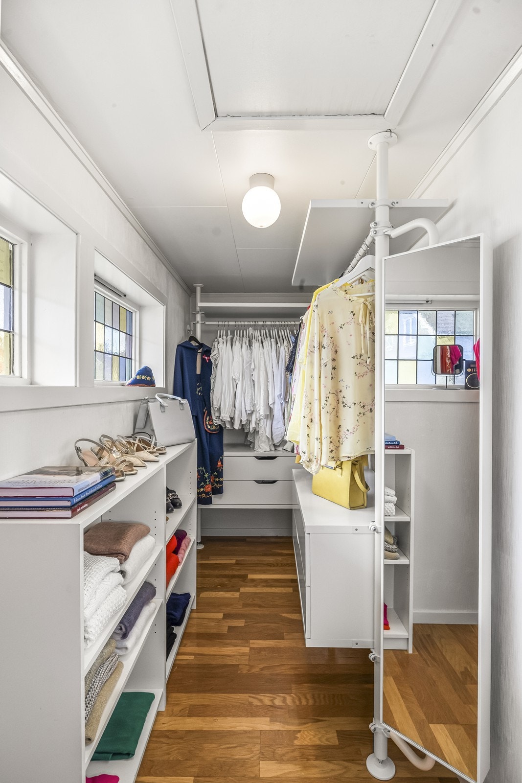 Vegg i vegg med det store soverommet ligger fint innredet garderoberom. Galleribilde