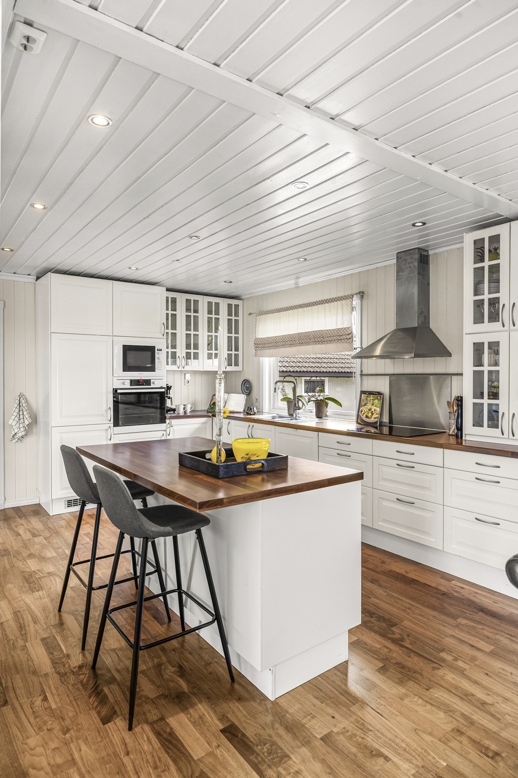 Kjøkkenventilator med avtrekk ut sørger for god utlufting under matlaging. Galleribilde
