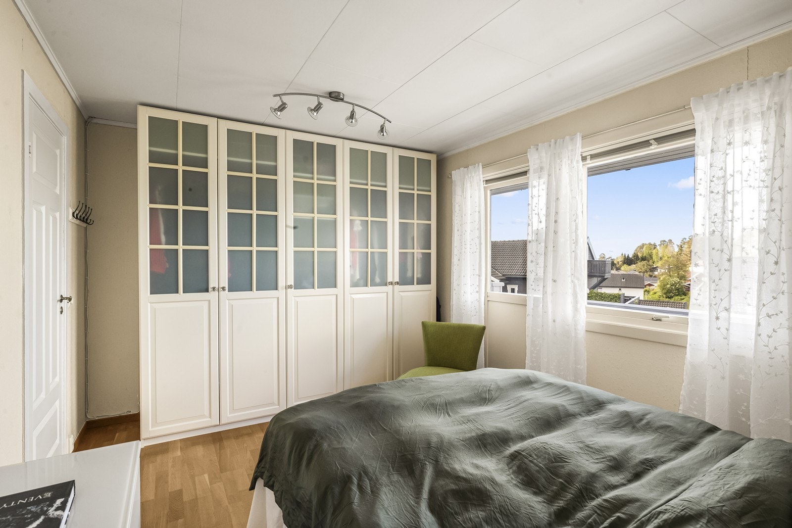God garderobeløsning og utgang til luftebalkong. Galleribilde