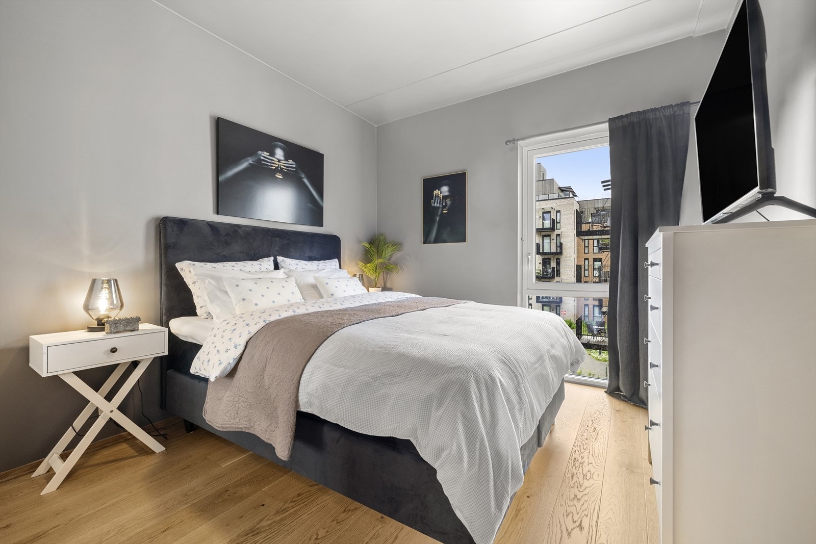 Leiligheten har to gode soverom med plass til dobbeltseng og garderobeløsning. Galleribilde