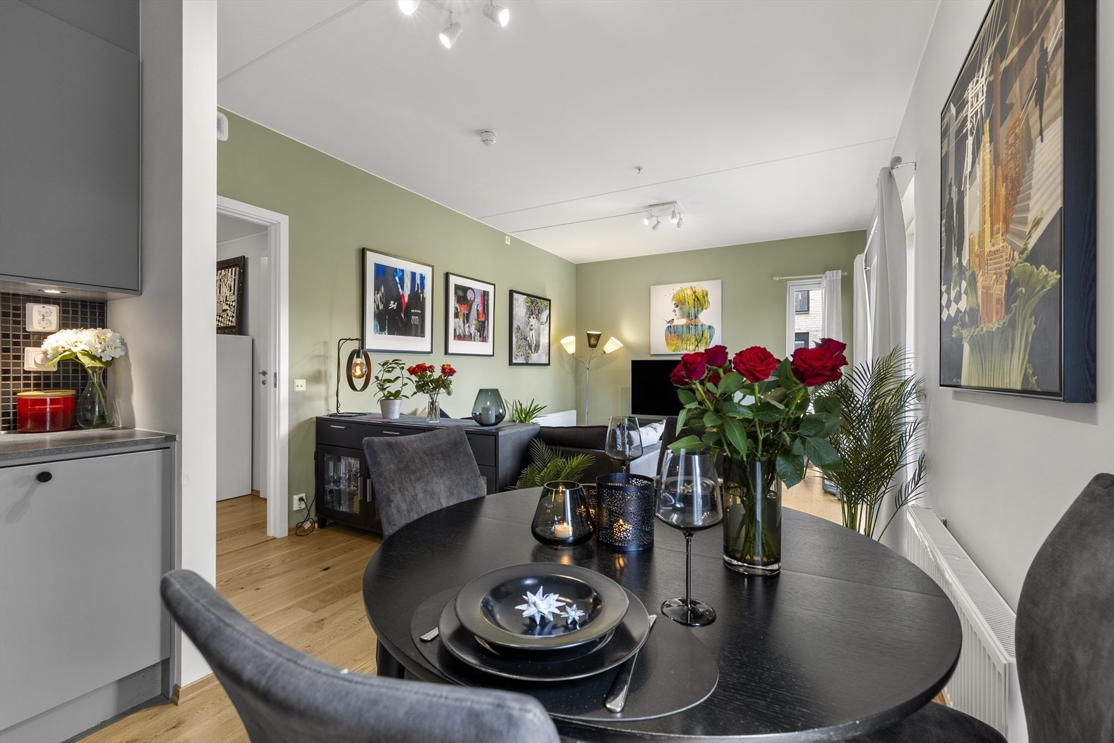 Fra spiseplassen har du en flott oversikt over den åpne løsningen. Galleribilde