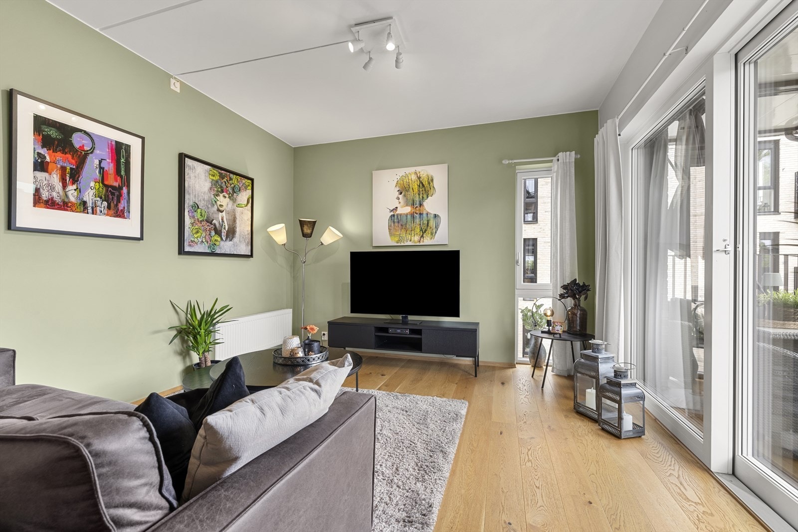 Stuen har god plass til både sofagruppe og spisebord, og herfra er det utgang til balkongen. Galleribilde