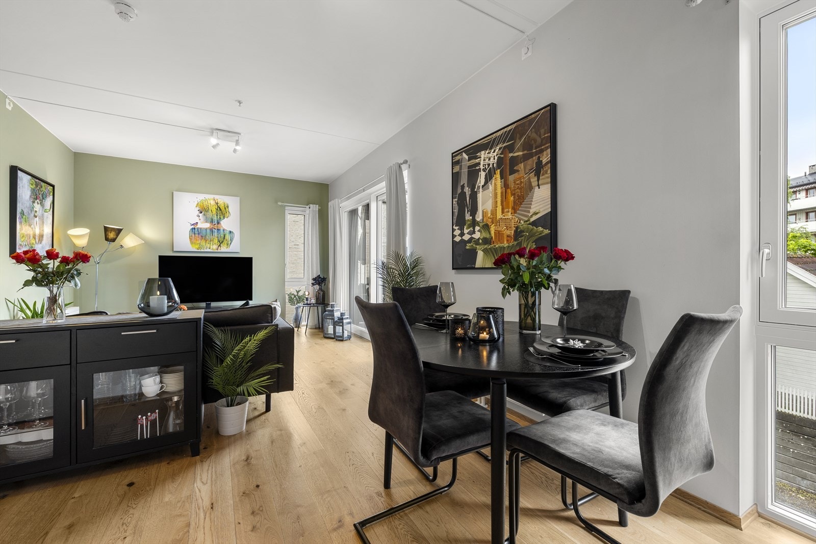 Store vindusflater sørger for rikelig med naturlig lys og bidrar til en lys og luftig oppholdsrom. Galleribilde