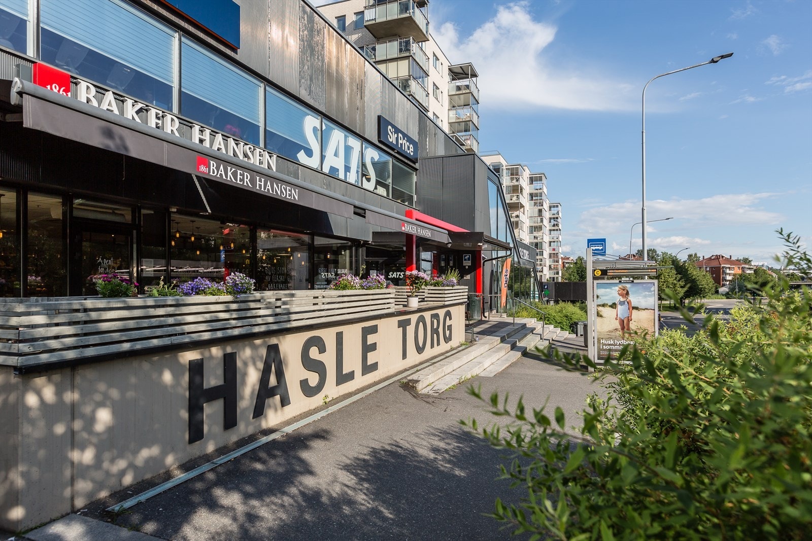 Det er kort avstand Hasle Torg med Sats, Vinmonopol, apotek, Baker Hansen, en stor Coop Mega og Nille Galleribilde