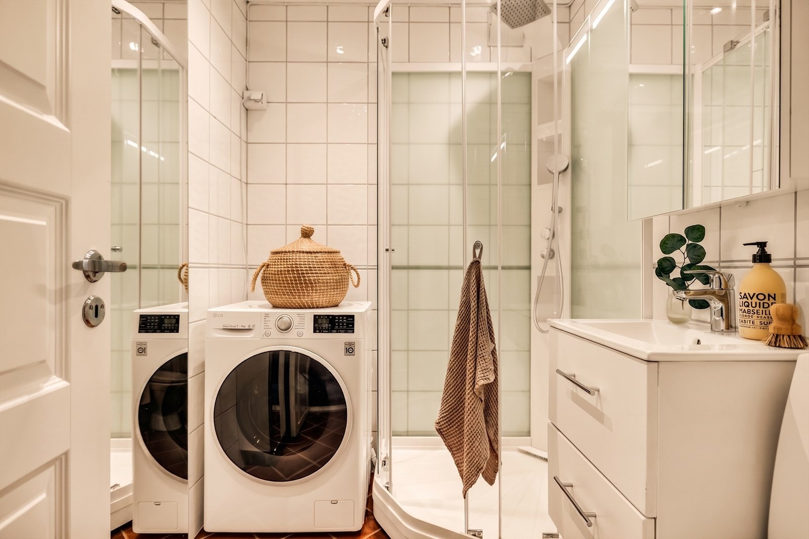 Badet består av opplegg for vaskemaskin, dusjkabinett, wc og servantskap med ett greps blandebatteri fra Oras. Galleribilde