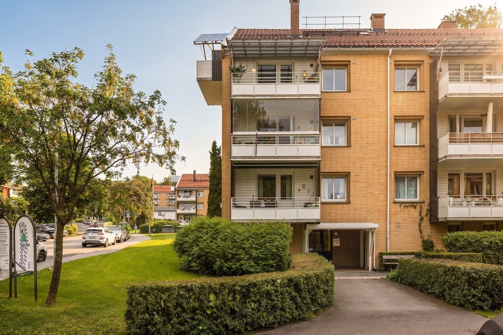 Borettslaget består av 540 andelsleiligheter og har en egen hjemmeside: www.hovinborettslag.no Galleribilde