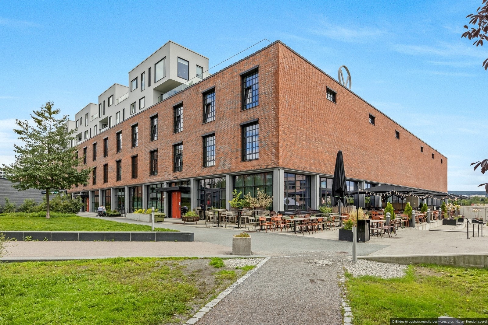 Det er gangavstand til Vinslottet på Løren hvor man finner Samson, frisør, klesbutikker, matbutikk og diverse spennende restauranter Galleribilde