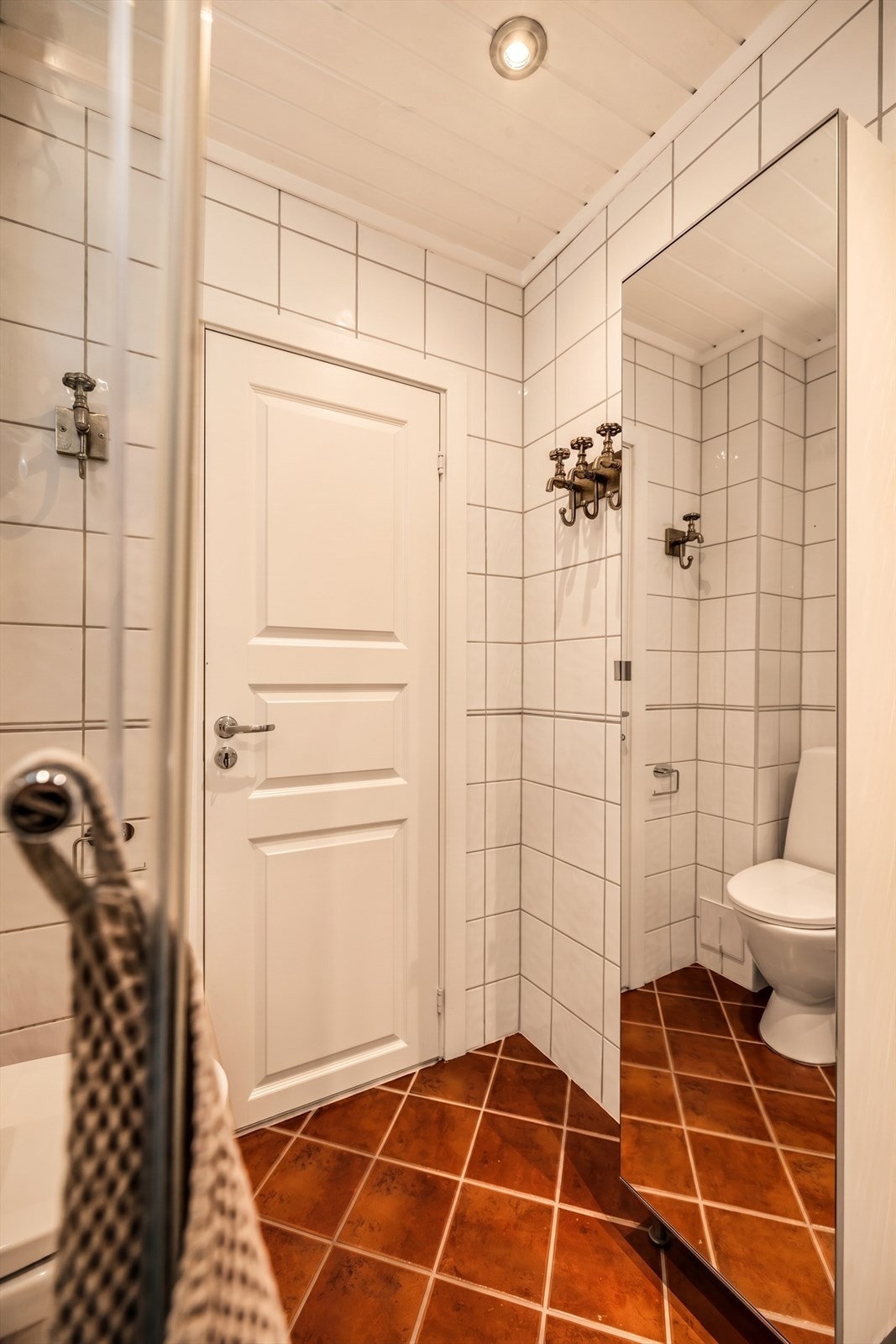 Badet er utstyrt med stoppekran og har naturlig avtrekk. Galleribilde