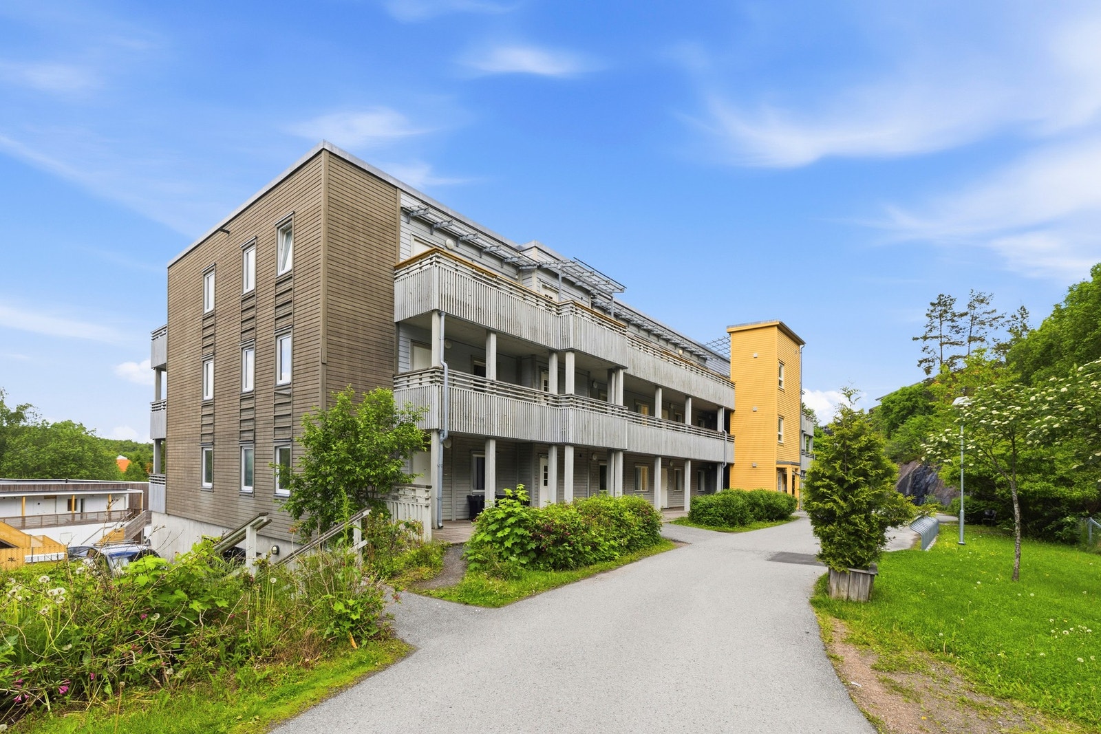 Leilighetsbygg fra 2012 over tre etasjer med heis og garasjekjeller Galleribilde