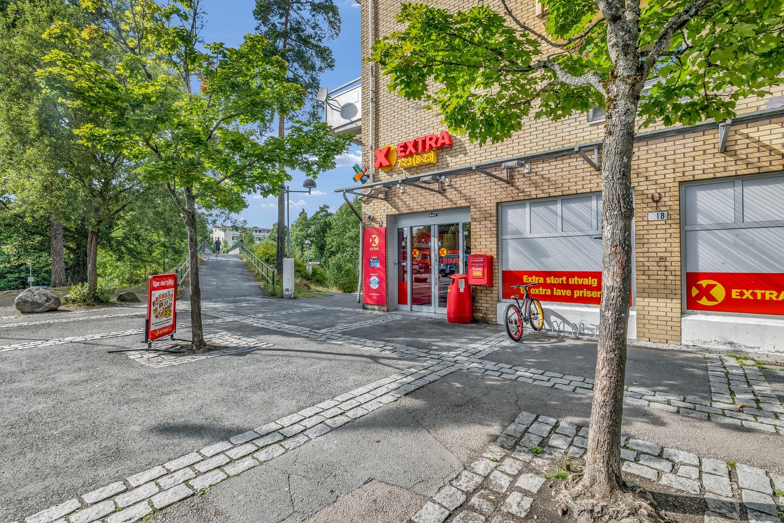 I gangavstand fra leiligheten ligger bl.a. matvarebutikk, apotek, frukt og grønt butikk og frisør Galleribilde