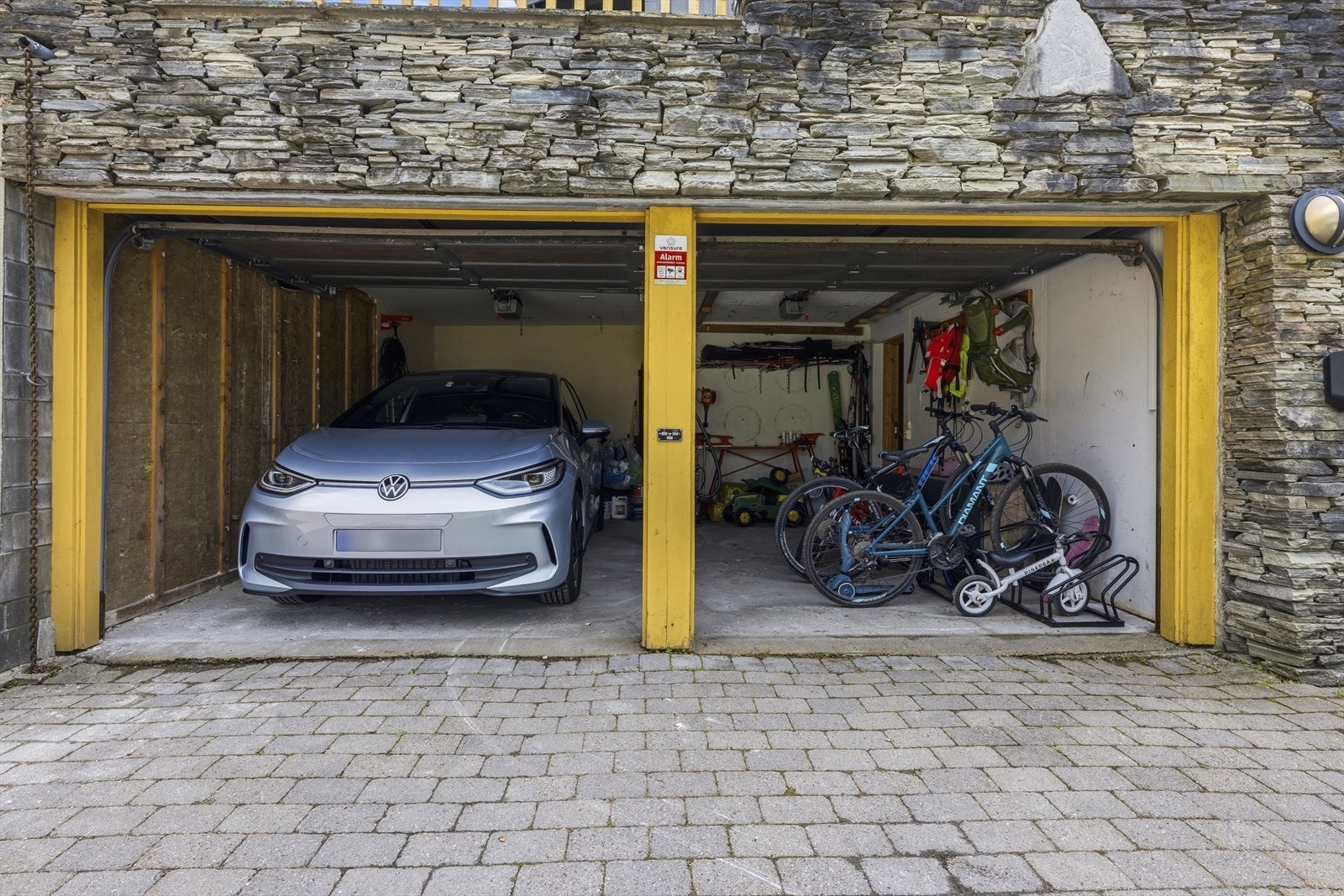 Dobbelgarasje med elektriske leddporter. Galleribilde