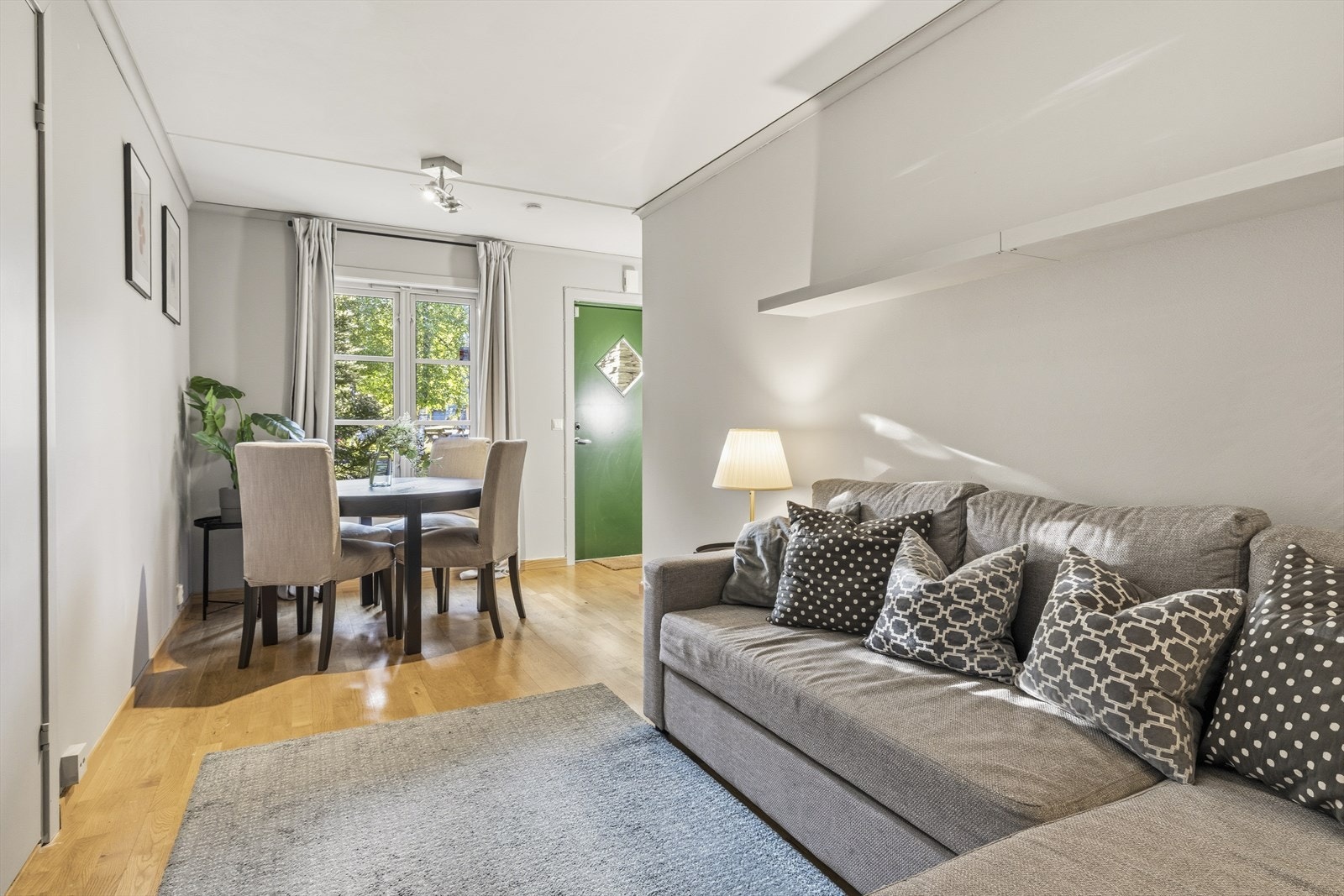 Hybelen har en åpen løsning med plass til både sofagruppe og spisebord. Galleribilde