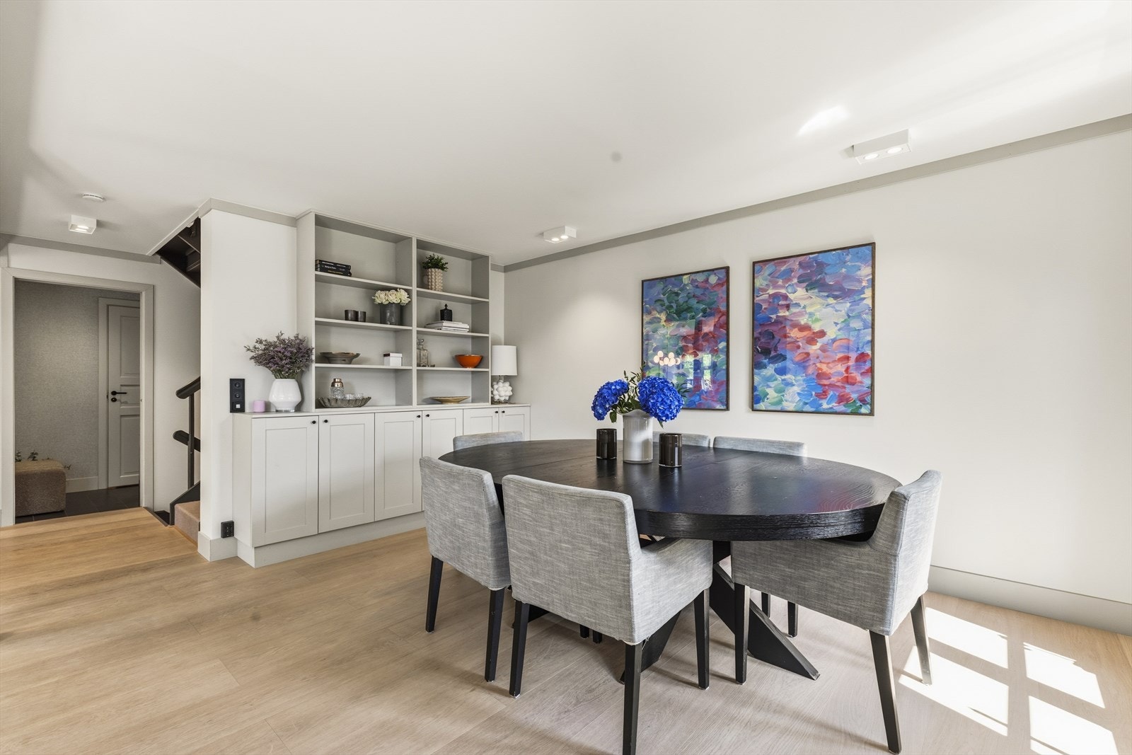 God plass til et stort spisebord for hyggelige sammenkomster. Galleribilde