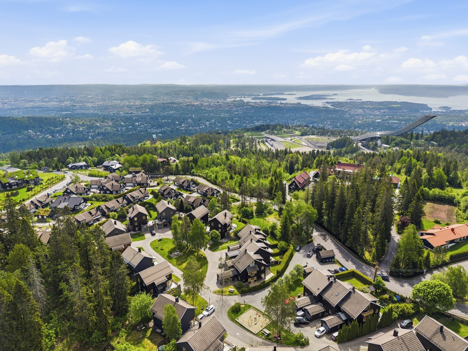 Området er både fredelig og barnevennlig, med frisk luft og grønne omgivelser. Det er kort gangavstand til Holmenkollen Nasjonalanlegg med skiløyper, skiskytteranlegg, rulleskibane og fantastiske Holmenkollbakken. Galleribilde