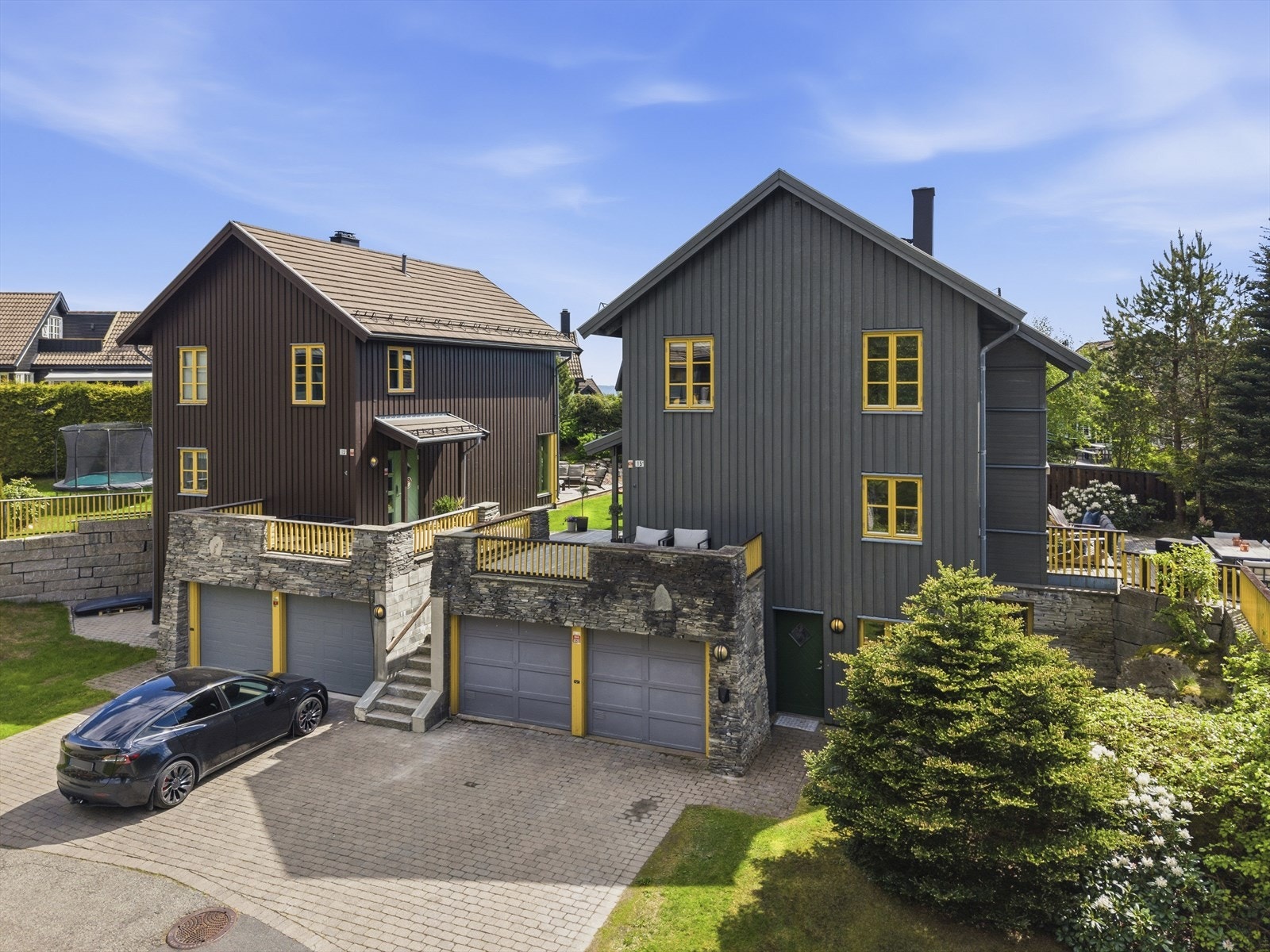 Velkommen til denne innholdsrike og familievennlige eneboligen med umiddelbar nærhet til Marka. Stille og rolige beliggende på et populært og svært barnevennlig tun. Galleribilde