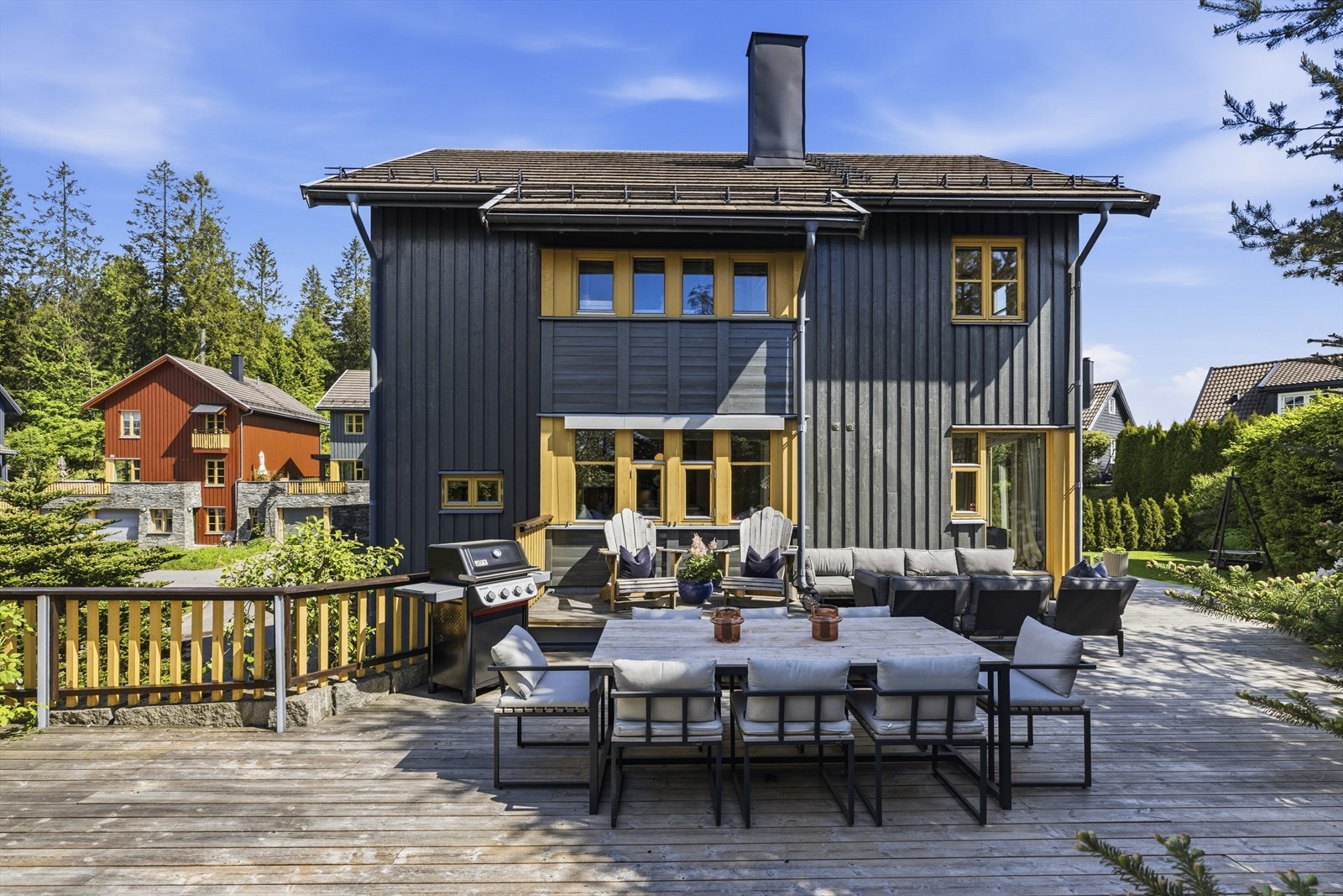 Den store terrassen er et sentralt element på eiendommen. Galleribilde